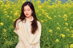 主持人张小薇晒照：2026和油菜花的合影 回去擦衣服花了一个小时 配图