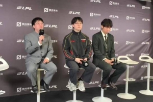 Tabe：最近训练赛比较困难 我们尝试改变选手一些打了很久的习惯 配图