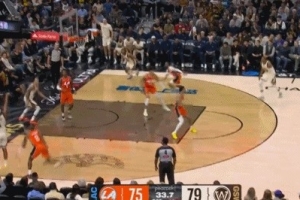 这属实不应该！穆迪底角大空位三分投到篮筐侧面上沿 自己很懊恼 配图