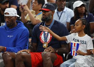 詹姆斯：一开始我有两个儿子 11年前迎来女儿让我变得更温柔 配图