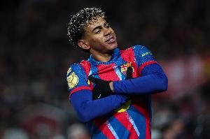 打破多斯桑托斯纪录，亚马尔成巴萨在西甲上演帽子戏法最年轻球员 配图