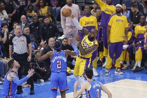 霍里：詹姆斯是唯一有权抱怨裁判的人 他没有SGA&东里的吹罚待遇 配图