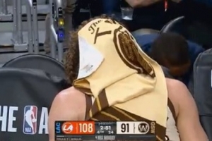 不甘心！勇士大势已去 波杰姆斯基场边毛巾捂脸很沮丧 配图