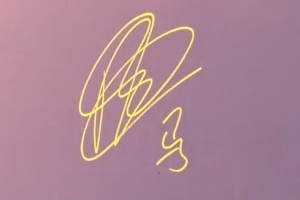 国安德籍经理马永明出席中国金球奖颁奖仪式，并在签名墙书写马字 配图