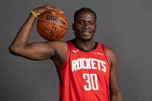 到底谁强?美媒:过去两场比赛卡佩拉得分都超过了艾顿 配图