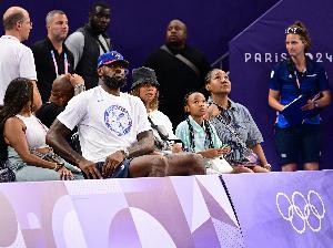 LBJ:女儿陪我打客场感觉很特别 我们一起去了恶魔岛和金门大桥 配图