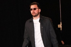 湖勇大战！湖人官推晒赛前入场照 东契奇詹姆斯里夫斯领衔 配图