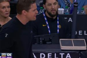 关键时刻啊！约基奇抢篮板摔倒搏到罚球 爵士主教练哈迪暴怒！ 配图