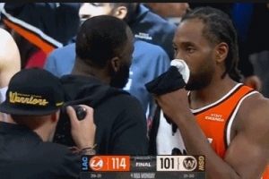 场下是朋友!赛后小卡&加兰分别与追梦拥抱聊天 小卡还与库里交谈 配图