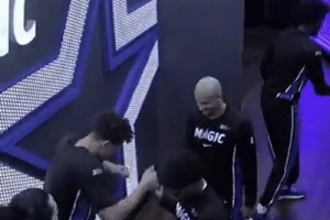 终于接受现实了！萨格斯把仅有的几撮毛剃掉 加入光头行列 配图