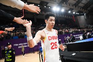 媒体人：以后别再提为什么要带朱俊龙了 他就是有攻守兼备的能力 配图