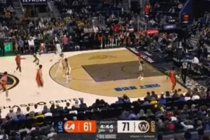 差了一点点！加兰晃开桑托斯 但三分没有投进 配图