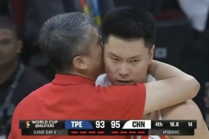 被郭士强搂着耳语！李弘权：郭导说防得好 专注打完比赛 不要犯规 配图
