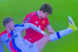 被抓现行！马奎尔未被踢中仍痛苦捂住头部，遭水晶宫球迷群嘲 配图