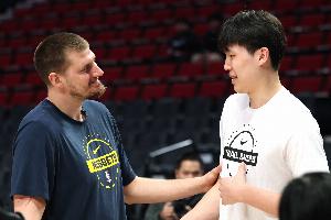 拓媒:解说动不动就说杨瀚森是小约基奇 这样做对杨没一点好处 配图