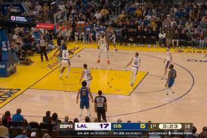 慵懒！艾顿一分钟连续3球散步式防守 雷迪克忍无可忍撤下他 配图