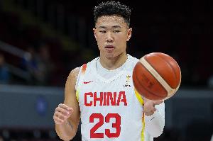 解说:贺希宁拿出了高压下的投射表现 中国男篮需要这样的投手 配图