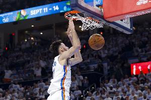 攻防一体!霍姆格伦14中8拿下19分9板1助2断2帽 4前场板 配图