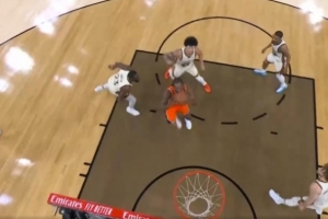 发力一波流？伦纳德追身三分 随后穿越多人左手拉杆上篮打停勇士 配图