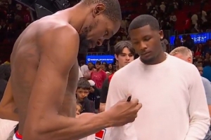 露出性感身材！杜兰特赛后和猛虎队外接手Higgins交换球衣 配图