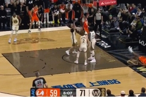 两分到手！加兰反击助飞伦纳德空接上篮被干扰 好在加兰补篮命中 配图