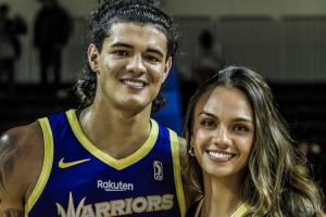 漂亮女友恭喜桑托斯续约:我的爱人!这份成就是属于你的 配图