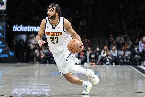 差点轰进后场压哨三分球！贾马尔·穆雷第三节8中6&5三分砍下18分 配图