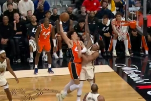 可惜啊！尼德豪泽接球顺下 起飞欲隔扣桑托斯被犯规破坏 配图