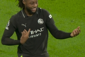 塞梅尼奥：几个朋友让我搞点好玩的庆祝动作，我首先就想到弹吉他 配图