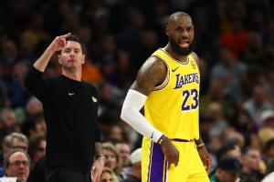 雷迪克：球员们想用正确的方式打球 教练组一直在寻找赢球办法 配图