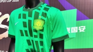 超级杯来到南京新街口,海港吉祥物伊戈国安吉祥物京狮与球迷互动 配图