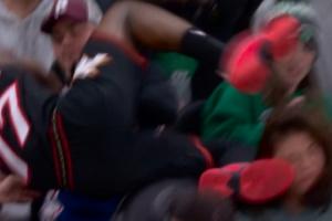 埃奇库姆救球不小心踢到女球迷 后者直接挂彩 VJ赶紧来抱抱安慰下 配图