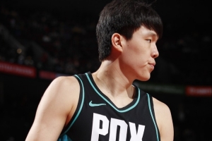 终于获得出场机会！杨瀚森末节2分15秒上场 补篮拿到2分1前场板 配图