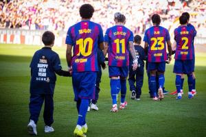 巴萨球迷沉浸在马年的祝福中 愿所有萨迷全年都充满爱与喜悦 配图