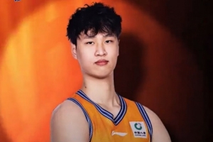 以无畏之姿继续前行！祝上海男篮小将于泓翔22岁生日快乐！ 配图