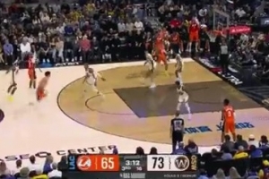 追回来了！加兰弧顶三分球&克里斯·邓恩断球暴扣 分差仅剩3分 配图