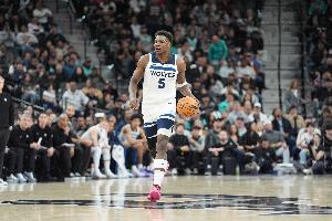 一接球就被包夹!爱德华兹半场出战20分钟 10中5拿到11分2板3助 配图