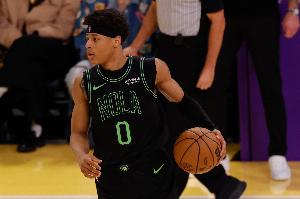 小个子大能量！新秀费尔斯11板全场唯一上双 另有18分5助2帽 配图