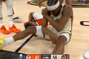 拼很凶！加兰倒地和穆迪抢球 面部被撞了一下 穆迪胳膊不得劲 配图