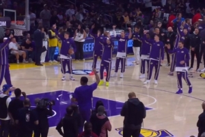 东契奇:再也不让八村塁执行赛前仪式了 太糟糕了 配图