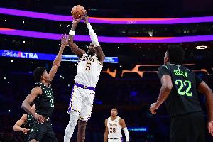 奥尼尔:艾顿不能一边指责球队一边只拿2分 你得学卡佩拉的拼劲儿 配图