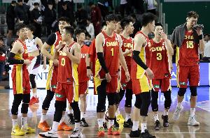 周琦:上半场我们每个人投两三个太平均 一直不投偶尔投2个也不行 配图