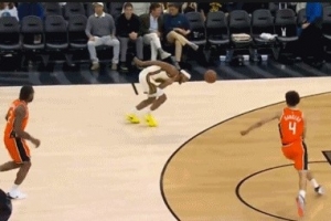 别有大碍！穆迪接球时被克里斯·邓恩打到左手臂 有些受伤下场 配图