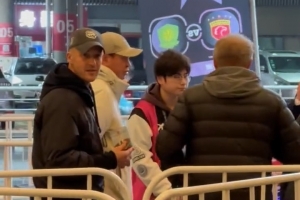 考察对手?记者:申花主帅斯卢茨基来到现场观看超级杯 配图