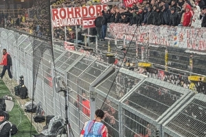 图片报:警方与部分拜仁球迷在赛前发生冲突,使用警棍和辣椒喷雾 配图