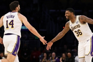 湖人官方赢球海报封面:斯玛特&克莱伯击掌 前者贡献9分3板3助5断 配图