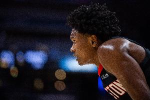 望无大碍!火记:阿门离场走回更衣室 坐在板凳席一直在摸右脚踝 配图