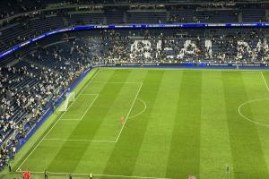 联赛两连败,皇马球员赛后只有库尔图瓦向球迷谢场 配图