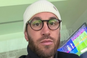 表情严肃！拉莫斯重返伯纳乌观看比赛，皇马主场输球 配图