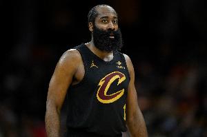 状态可以！哈登复出半场4中2拿到8分5板5助 罚球4中2 配图